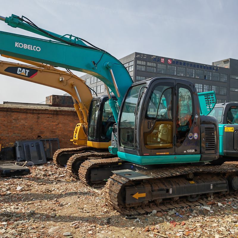 Gebruikte graafmachine kobelco 135 / originele kleur