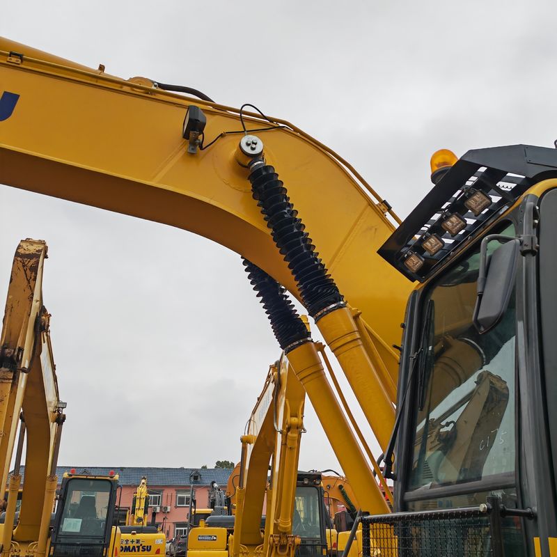 originele kleur tweedehands graafmachine Komatsu pc240 te koop met Leow prijs